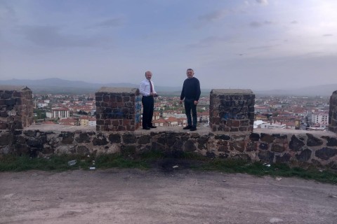 Belediye Başkanımız Kasım Gültekin, Şarkışla Kalesinde incelemelerde bulundu.