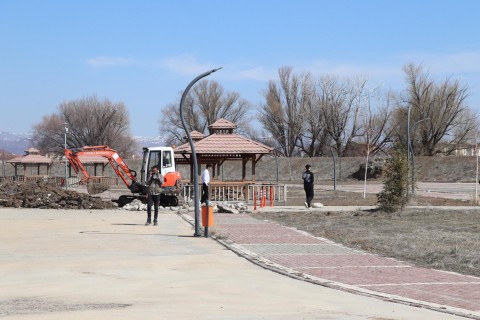 Şarkışla Millet Bahçesi’nde Elektrik Altyapısı ve Peyzaj Çalışmaları Devam Ediyor!